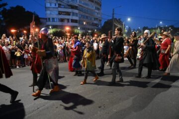 Cea mai mare paradă medievală din România a marcat debutul Festivalului de Artă Medievală „Ștefan cel Mare” Suceava