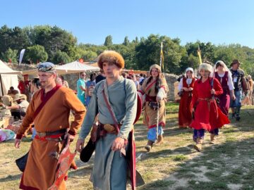 Peste 500 de domni și domnițe, alături de autorități, au salutat miile de spectatori prezenți la deschiderea Festivalului Medieval de la Suceava