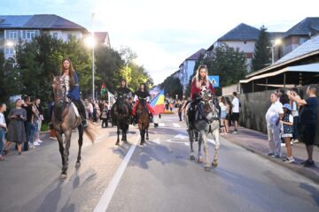 Cea mai mare paradă medievală din România a marcat debutul Festivalului de Artă Medievală „Ștefan cel Mare” Suceava