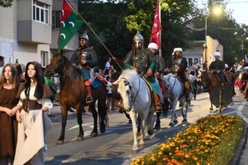 Cea mai mare paradă medievală din România a marcat debutul Festivalului de Artă Medievală „Ștefan cel Mare” Suceava