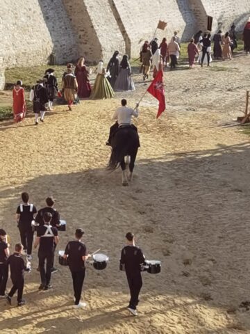 Peste 500 de domni și domnițe, alături de autorități, au salutat miile de spectatori prezenți la deschiderea Festivalului Medieval de la Suceava