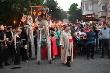 Cea mai mare paradă medievală din România a marcat debutul Festivalului de Artă Medievală „Ștefan cel Mare” Suceava