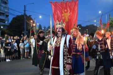 Cea mai mare paradă medievală din România a marcat debutul Festivalului de Artă Medievală „Ștefan cel Mare” Suceava