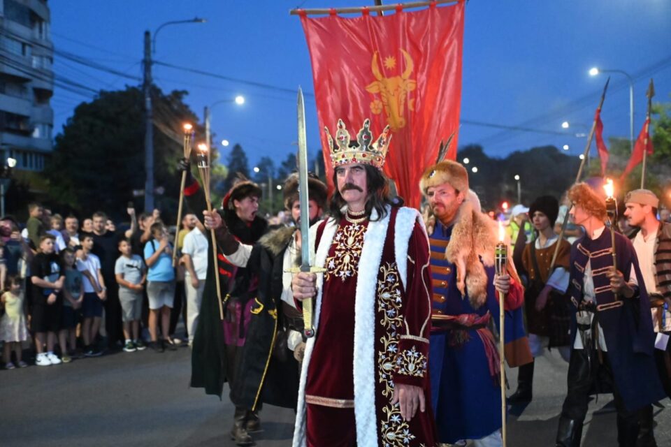 Cea mai mare paradă medievală din România a marcat debutul Festivalului de Artă Medievală „Ștefan cel Mare” Suceava