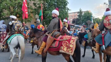Cea mai mare paradă medievală din România a marcat debutul Festivalului de Artă Medievală „Ștefan cel Mare” Suceava