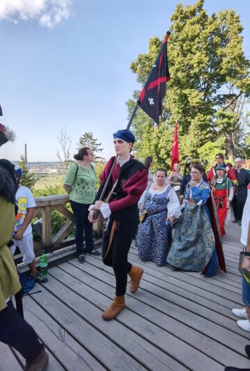 Peste 500 de domni și domnițe, alături de autorități, au salutat miile de spectatori prezenți la deschiderea Festivalului Medieval de la Suceava