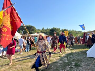 Peste 500 de domni și domnițe, alături de autorități, au salutat miile de spectatori prezenți la deschiderea Festivalului Medieval de la Suceava