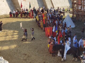 Peste 500 de domni și domnițe, alături de autorități, au salutat miile de spectatori prezenți la deschiderea Festivalului Medieval de la Suceava