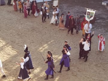 Peste 500 de domni și domnițe, alături de autorități, au salutat miile de spectatori prezenți la deschiderea Festivalului Medieval de la Suceava