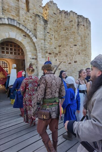 Peste 500 de domni și domnițe, alături de autorități, au salutat miile de spectatori prezenți la deschiderea Festivalului Medieval de la Suceava