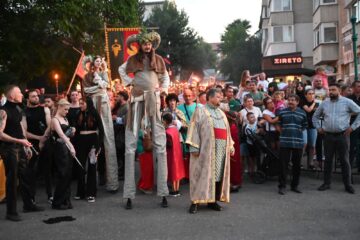 Cea mai mare paradă medievală din România a marcat debutul Festivalului de Artă Medievală „Ștefan cel Mare” Suceava