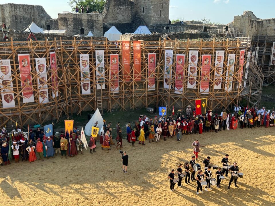 Peste 500 de domni și domnițe, alături de autorități, au salutat miile de spectatori prezenți la deschiderea Festivalului Medieval de la Suceava