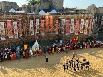 Peste 500 de domni și domnițe, alături de autorități, au salutat miile de spectatori prezenți la deschiderea Festivalului Medieval de la Suceava