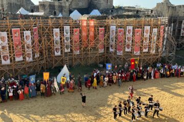 Peste 500 de domni și domnițe, alături de autorități, au salutat miile de spectatori prezenți la deschiderea Festivalului Medieval de la Suceava