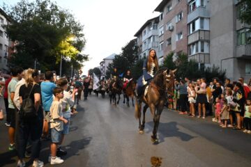 Cea mai mare paradă medievală din România a marcat debutul Festivalului de Artă Medievală „Ștefan cel Mare” Suceava