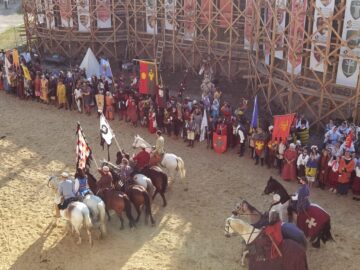 Peste 500 de domni și domnițe, alături de autorități, au salutat miile de spectatori prezenți la deschiderea Festivalului Medieval de la Suceava