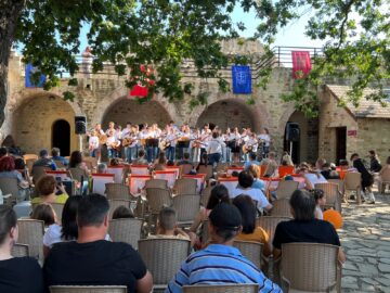 Peste 500 de domni și domnițe, alături de autorități, au salutat miile de spectatori prezenți la deschiderea Festivalului Medieval de la Suceava