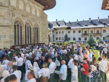 Mănăstirea Putna, în zi de hram – un loc de întâlnire a tradiției, a speranței, a iubirii față de aproape