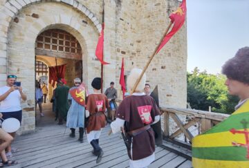 Peste 500 de domni și domnițe, alături de autorități, au salutat miile de spectatori prezenți la deschiderea Festivalului Medieval de la Suceava