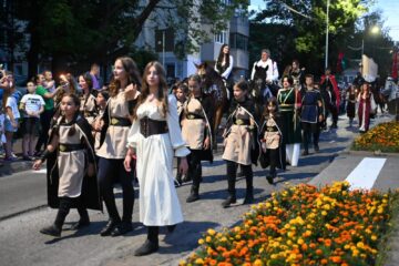 Cea mai mare paradă medievală din România a marcat debutul Festivalului de Artă Medievală „Ștefan cel Mare” Suceava