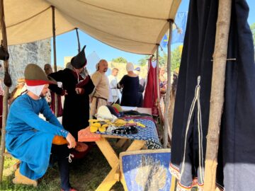 Peste 500 de domni și domnițe, alături de autorități, au salutat miile de spectatori prezenți la deschiderea Festivalului Medieval de la Suceava