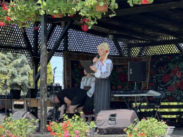 Satul Mihoveni a îmbrăcat haine de sărbătoare la Festivalul „Flori de câmp” organizat de Primăria Șcheia