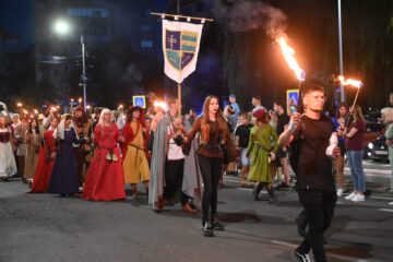 Cea mai mare paradă medievală din România a marcat debutul Festivalului de Artă Medievală „Ștefan cel Mare” Suceava