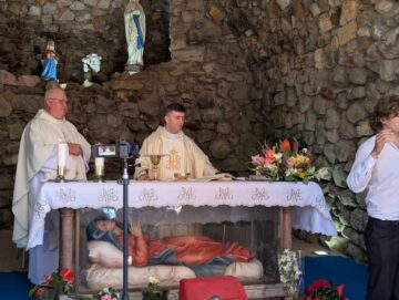 100 de preoţi din ţară şi din străinătate, 100 de voluntari și mii de pelerini, la Sanctuarul Maicii Domnului de la Cacica