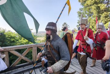 Peste 500 de domni și domnițe, alături de autorități, au salutat miile de spectatori prezenți la deschiderea Festivalului Medieval de la Suceava