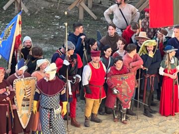 Peste 500 de domni și domnițe, alături de autorități, au salutat miile de spectatori prezenți la deschiderea Festivalului Medieval de la Suceava