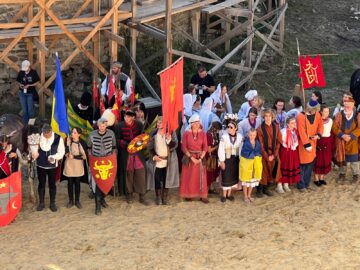 Peste 500 de domni și domnițe, alături de autorități, au salutat miile de spectatori prezenți la deschiderea Festivalului Medieval de la Suceava