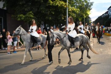 Cea mai mare paradă medievală din România a marcat debutul Festivalului de Artă Medievală „Ștefan cel Mare” Suceava