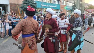 Cea mai mare paradă medievală din România a marcat debutul Festivalului de Artă Medievală „Ștefan cel Mare” Suceava