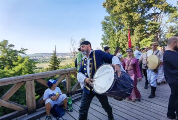 Peste 500 de domni și domnițe, alături de autorități, au salutat miile de spectatori prezenți la deschiderea Festivalului Medieval de la Suceava