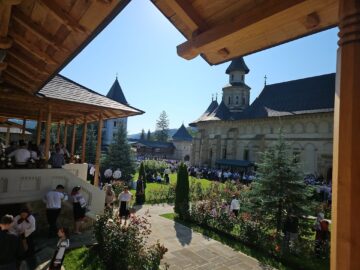 Mănăstirea Putna, în zi de hram – un loc de întâlnire a tradiției, a speranței, a iubirii față de aproape