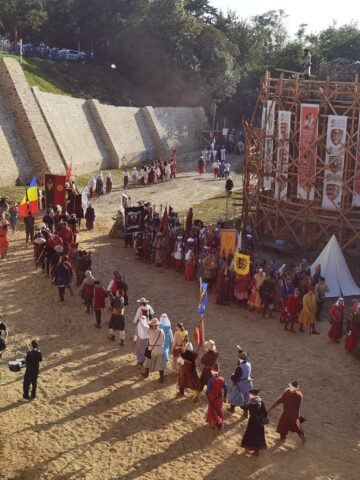 Peste 500 de domni și domnițe, alături de autorități, au salutat miile de spectatori prezenți la deschiderea Festivalului Medieval de la Suceava