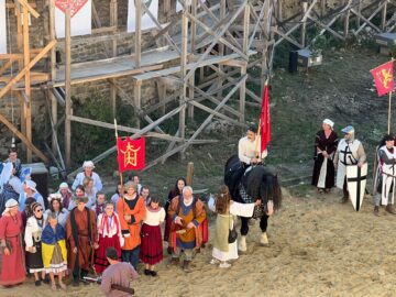 Peste 500 de domni și domnițe, alături de autorități, au salutat miile de spectatori prezenți la deschiderea Festivalului Medieval de la Suceava