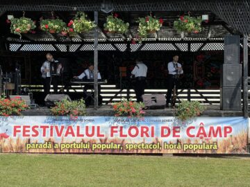 Satul Mihoveni a îmbrăcat haine de sărbătoare la Festivalul „Flori de câmp” organizat de Primăria Șcheia
