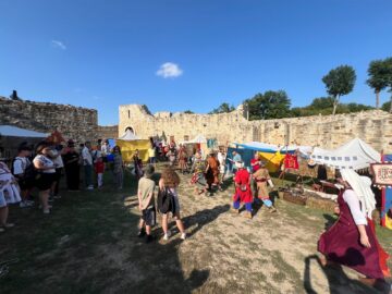 Peste 500 de domni și domnițe, alături de autorități, au salutat miile de spectatori prezenți la deschiderea Festivalului Medieval de la Suceava