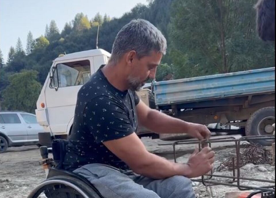 Cătălin, un bistrițean aflat într-un scaun cu rotile, a oferit o lecție de viață impresionantă despre întrajutorare, voință și empatie