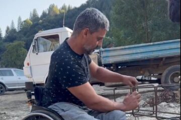 Cătălin, un bistrițean aflat într-un scaun cu rotile, a oferit o lecție de viață impresionantă despre întrajutorare, voință și empatie
