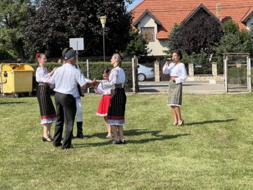 Satul Mihoveni a îmbrăcat haine de sărbătoare la Festivalul „Flori de câmp” organizat de Primăria Șcheia