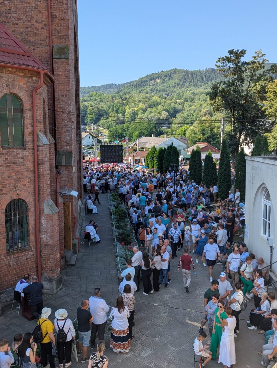 100 de preoţi din ţară şi din străinătate, 100 de voluntari și mii de pelerini, la Sanctuarul Maicii Domnului de la Cacica