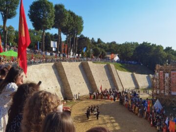 Peste 500 de domni și domnițe, alături de autorități, au salutat miile de spectatori prezenți la deschiderea Festivalului Medieval de la Suceava