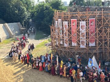 Peste 500 de domni și domnițe, alături de autorități, au salutat miile de spectatori prezenți la deschiderea Festivalului Medieval de la Suceava