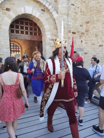 Peste 500 de domni și domnițe, alături de autorități, au salutat miile de spectatori prezenți la deschiderea Festivalului Medieval de la Suceava