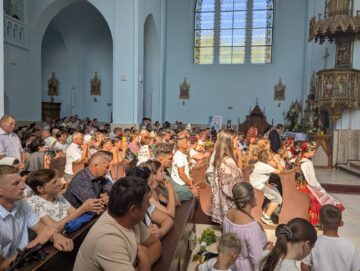 100 de preoţi din ţară şi din străinătate, 100 de voluntari și mii de pelerini, la Sanctuarul Maicii Domnului de la Cacica