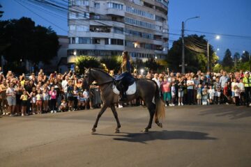 Cea mai mare paradă medievală din România a marcat debutul Festivalului de Artă Medievală „Ștefan cel Mare” Suceava