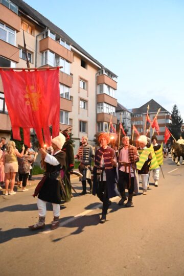 Cea mai mare paradă medievală din România a marcat debutul Festivalului de Artă Medievală „Ștefan cel Mare” Suceava