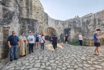 Peste 500 de domni și domnițe, alături de autorități, au salutat miile de spectatori prezenți la deschiderea Festivalului Medieval de la Suceava